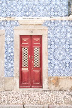 Porte d'entrée rouge au Portugal sur Henrike Schenk
