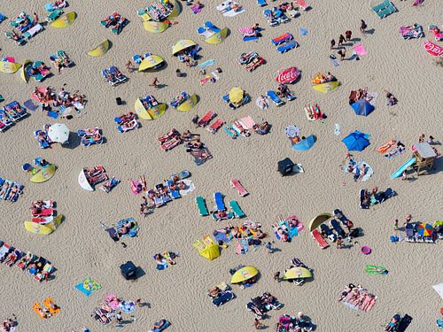 Zonaanbidders op het strand van Zandvoort op een warme zomerse dag