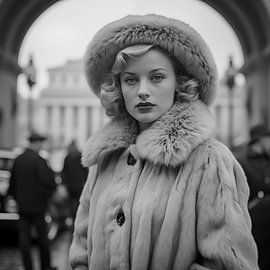 Frau, die auf der Straße geht und einen Pelzmantel und Hut, schwarz -weißes Foto trägt