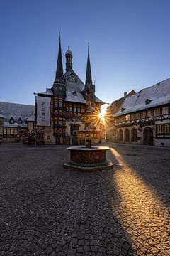 Stadhuis van Wernigerode in de Harz bij zonsondergang met openingsster