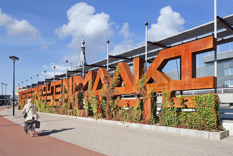 objet d'art appelé Rusty typographic Whine mur à Tilburg par Tony Vingerhoets