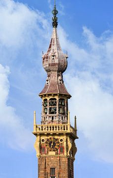 Close-up van de kerk toren met blauwe hemel en wolken, Veere van Tony Vingerhoets