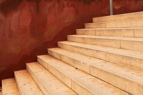 Escaliers. Minimalisme. Rouge terre cuite.
