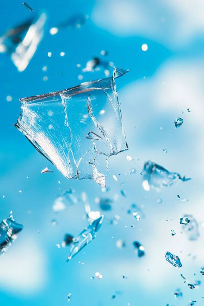 Zerspringendes Glas im blauen Himmel von Poster Art Shop