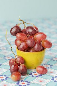 Nature morte 'Raisins dans un plateau jaune'. sur Willy Sengers