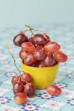 Nature morte 'Raisins dans un plateau jaune'.