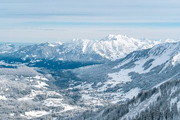 Kleinwalsertal en Ritzler in de winter met uitzicht op de Allgäuer Alpen, Nebelhorn van Leo Schindzielorz