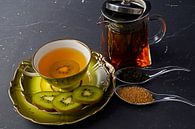 Zwarte thee met kiwi in een kopje, theepot, gesneden kiwi van Babetts Bildergalerie thumbnail