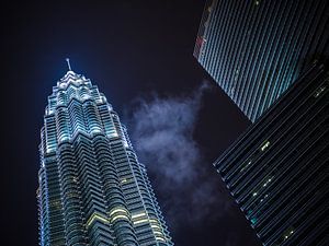 Petronas Towers in Kuala Lumpur bij nacht van Shanti Hesse