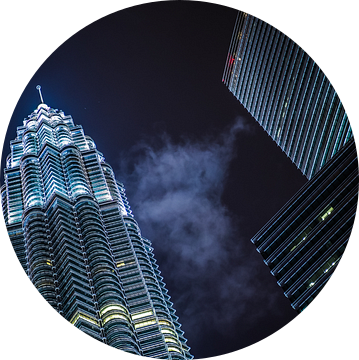 Petronas Towers in Kuala Lumpur bij nacht van Shanti Hesse