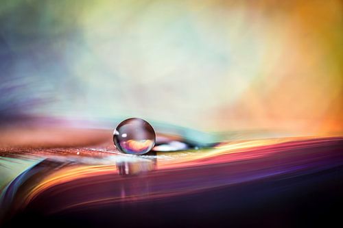 Macro van een druppel met gekleurde achtergrond van Bert Nijholt