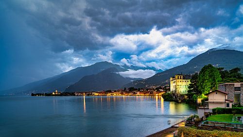 Een sterke onweersbui met veel bliksem boven het Comomeer in Gravedona.