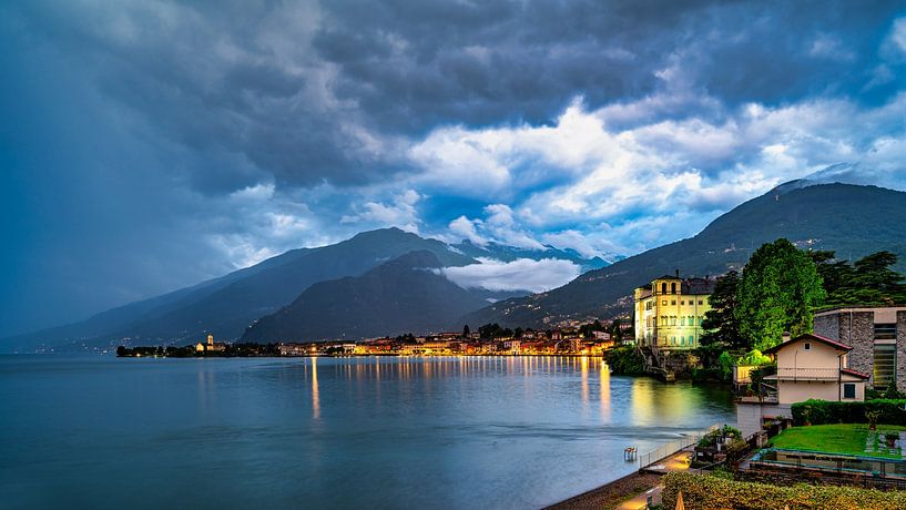 Un fort orage avec beaucoup d'éclairs sur le lac de Côme à Gravedona. par Andreas Völkel