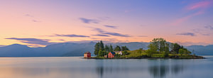 Panorama und Sonnenaufgang auf Omaholmen, Hardangerfjord, Vestland, Norwegen