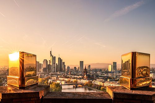 Frankfurt am Main van bovenaf met gouden kantelen op de voorgrond