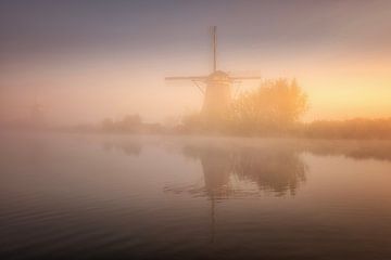 Molen Kinderdijk tijdens het ochtendgloren van Leon Okkenburg