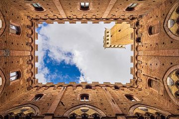 Detail van het Palazzo Pubblico stadhuis in Siena, Italië van Rico Ködder