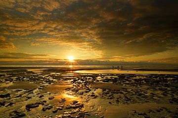 Strandwandeling in het gouden licht van Oliver Lahrem