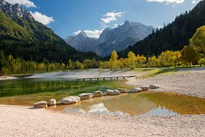 Het meer van Jasna in de bergen in de herfst in Slovenië van iPics Photography