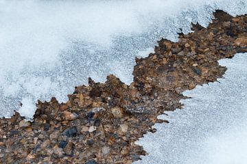 dunne ijsplaat met gekartelde randen over stromende stroom van Besa Art