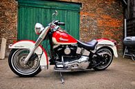 Harley Davidson Heritage Softail motorfiets voor een schuur. van Sjoerd van der Wal Fotografie thumbnail