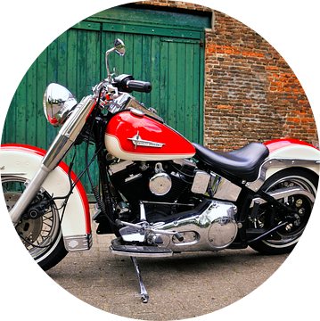 Harley Davidson Heritage Softail motorfiets voor een schuur. van Sjoerd van der Wal Fotografie