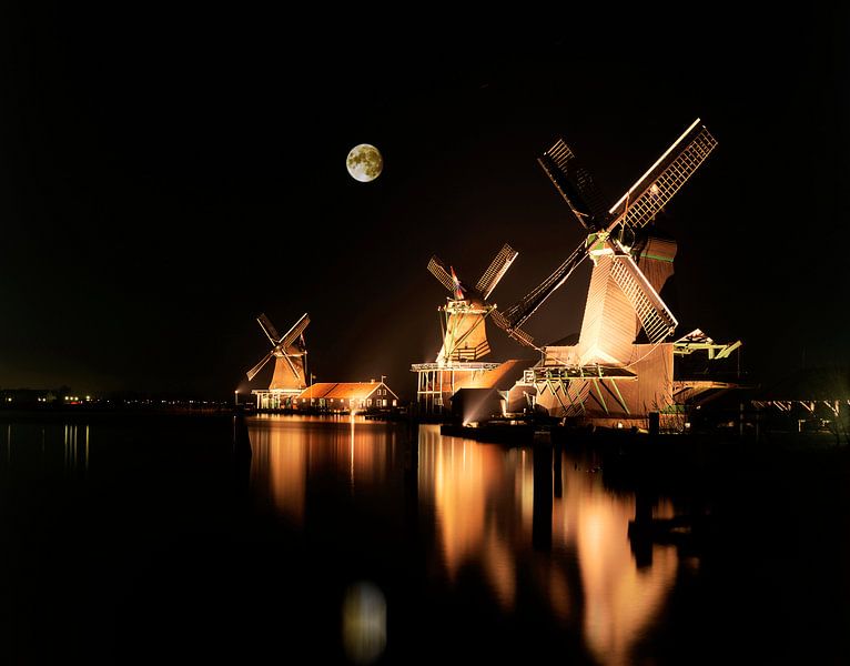 Lune au-dessus des moulins illuminés par Rene van der Meer