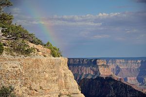 Regenbogen über dem Felsen