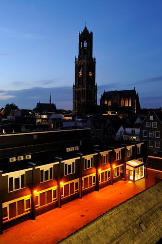 De binnenstad van Utrecht met Domkerk en donkere Domtoren