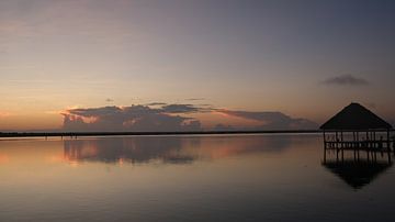 Zonsopgang, Lacuna de Bacalar, Quintana Roo, Mexico van themovingcloudsphotography