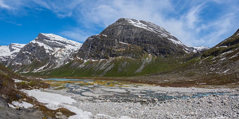 Prachtige vallei bij Bødalsbreen in Noorwegen van Arja Schrijver Fotografie