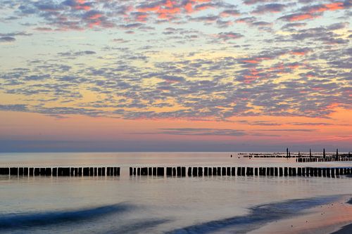 Avondlijke sfeer op het strand van de Poolse Oostzee bij Rewal