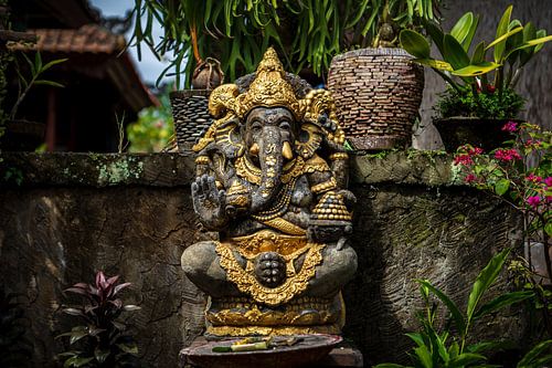 Met goud belegd stenen Ganesha beeld in Ubud, Bali, Indonesië.