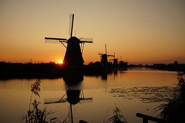 Zonsopkomst op de Kinderdijk van Femke Looman