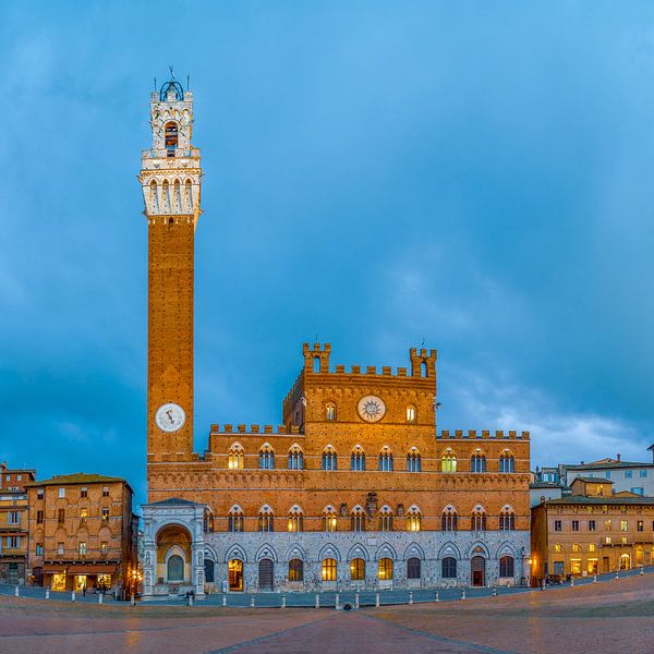 Siena - Piazza del Campo - blue hour van Teun Ruijters