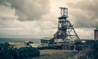 Verlaten mijnbouw stadje aan zee in Engeland, Cornwall van Rietje Bulthuis thumbnail