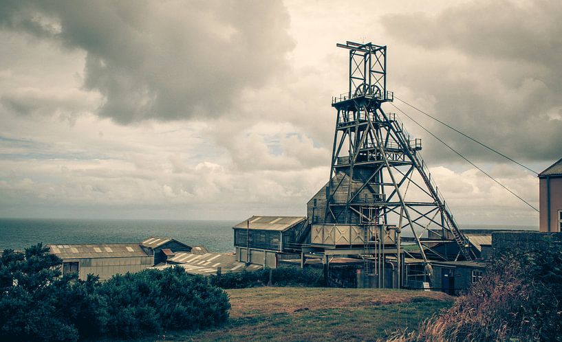 Verlaten mijnbouw stadje aan zee in Engeland, Cornwall van Rietje Bulthuis