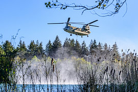 Chinook-Armee-Transporthubschrauber mit einem Wassereimer von Sjoerd van der Wal Fotografie
