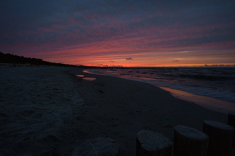 Zonsondergang op het strand van Zingst, romantisch van Martin Köbsch
