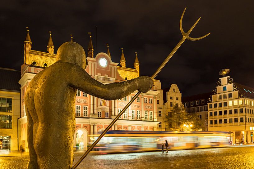 Blick auf das Rathaus in Rostock bei Nacht van Rico Ködder