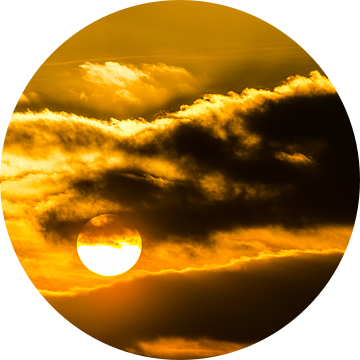 Schoonheid zonsondergang achter wolken van Dieter Walther