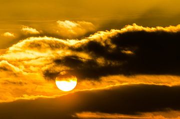 Schoonheid zonsondergang achter wolken van Dieter Walther