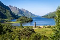 Blik over Loch Shiel en Glennfinnan monument Schotland