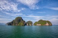 Magnifique eau cristalline et hautes falaises sur une île tropicale. Thaïlande par Tjeerd Kruse Aperçu