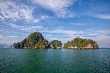 Schönes, kristallklares Wasser und hohe Klippen auf einer tropischen Insel. Thailand