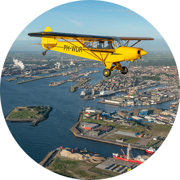 Piper Super Cub vliegtuig boven IJmuiden van Planeblogger