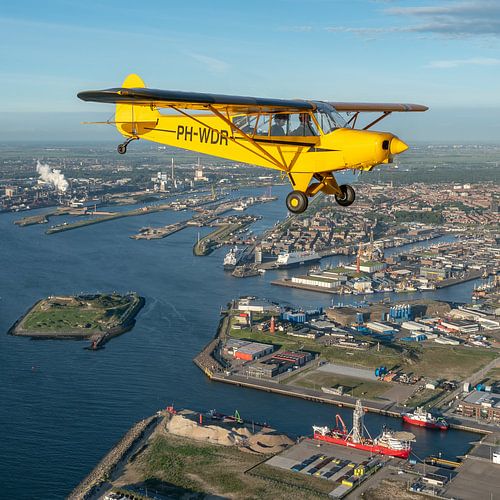 Piper Super Cub Flugzeug über IJmuiden
