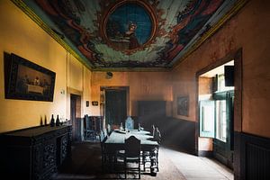 Verlassenes portugiesisches Wohnzimmer.