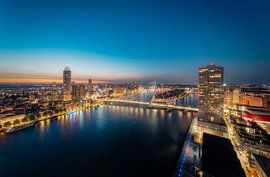 Beruhigender Sonnenuntergang über Rotterdam - Ein Stadtbild zum Genießen von Roy Poots