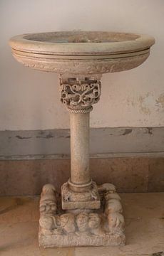 Fonts baptismaux antiques dans l'église Chiesa di San Francesco d'Assisi à Matera, Italie